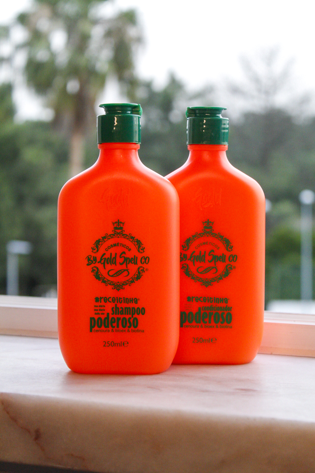 Shampoo e condicionador Poderoso By Gold Spell Co de 250 ml